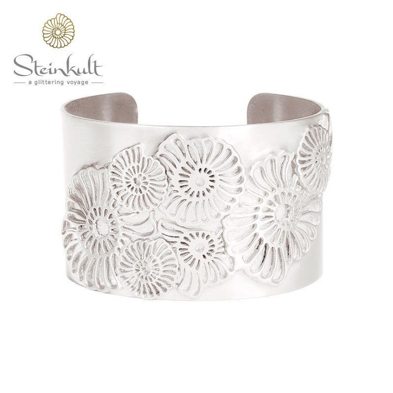 Cuff "Steinkult Resort" with Shells Cuff "Steinkult Resort" with Shells